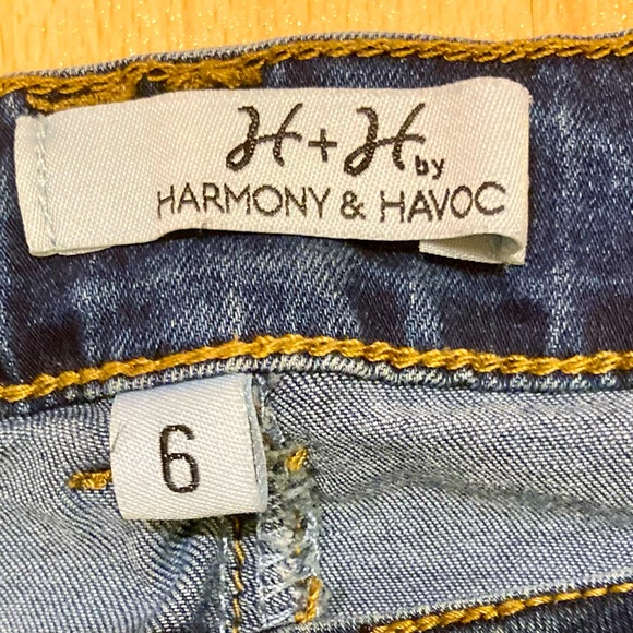 H&H by Harmony & Havoc: Size 6 women’s cuffed ankle jeans w/matching tie belt. - Picture 7 of 9